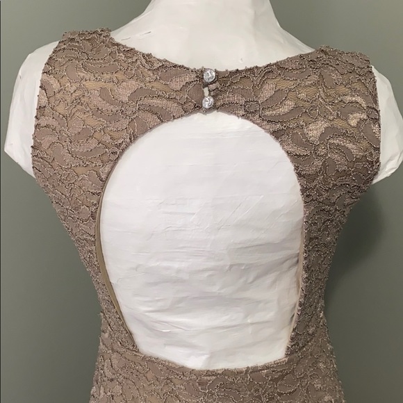 Keyhole Back Lace Dress - Picture 2 of 7